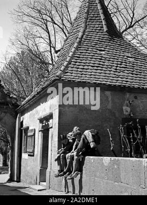 Drei Hitlerjungen kommen auf einer Wandertour durch Deutschland, 1930er Jahre. Drei Hitler Jugend Wanderschaft durch Deutschland, 1930er Jahre. Stockfoto