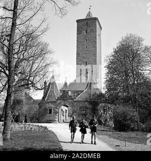 Drei Hitlerjungen kommen auf einer Wandertour durch Deutschland / Rothenburg o.d. Tauber, 1930er Jahre. Drei Hitler Jugend Wanderschaft durch Deutschland durch ein Tor von Rothenburg o.d. Tauber, 1930er Jahre. Stockfoto