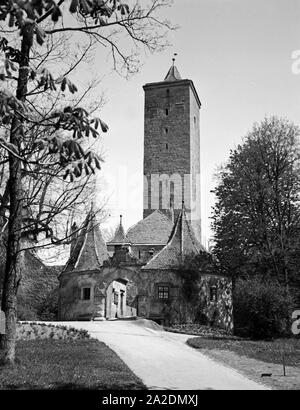 Das Burgtor in Rothenburg o.d. Tauber, Deutschland 1930er Jahre. Das Burgtor Tor in Rothenburg o.d. Tauber, Deutschland 1930. Stockfoto