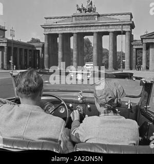 Das telefunken Auto Super Autoradio im Armaturenbrett eines Cabrios, vor dem Brandenburger Tor in Berlin, Deutschland, 1930er Jahre. Der Telefunken Auto Super Auto radio an einem Auto Armaturenbrett, vor dem Brandenburger Tor in Berlin, Deutschland 1930. Stockfoto