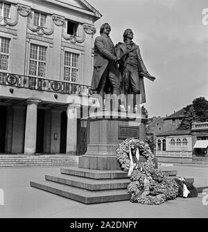 Die Dichter Goethe und Schiller mit dem Denkmal vor dem Nationaltheater in Weimar, Deutschland 1930er Jahre. Der deutsche Dichter Goethe und Schiller Denkmal vor dem Nationaltheater in Weimar, Deutschland 1930. Stockfoto