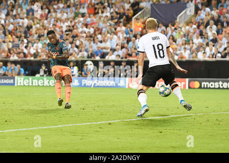 VALENCIA, 02-10-2019, Estadio Mestalla, Fußball Champions League Saison 2019 / 2020, Gruppe Bühne CF Valencia - Ajax. Ajax-player Quincy Promes Kerben die 0-2 während des Spiels CF Valencia - Ajax. Stockfoto