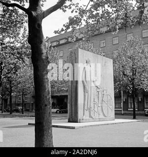 Das Carl-benz-Denkmal in der Augustaanlage in Mannheim, Deutschland 1930er Jahre. Carl Benz Denkmal an der Augusta Park in Mannheim, Deutschland 1930. Stockfoto