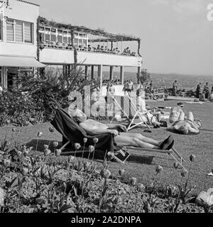 Entspannung am Nachmittag auf dem Neroberg im Norden von Wiesbaden, Deutschland 1930er Jahre. Nachmittag am Neroberg im Norden von Wiesbaden, Deutschland 1930. Stockfoto