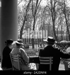 Kurgäste im Kurhaus Wiesbaden, Deutschland 1930er Jahre. Patienten eines Health Resort im Wiesbadener Kurhaus, Deutschland 1930. Stockfoto