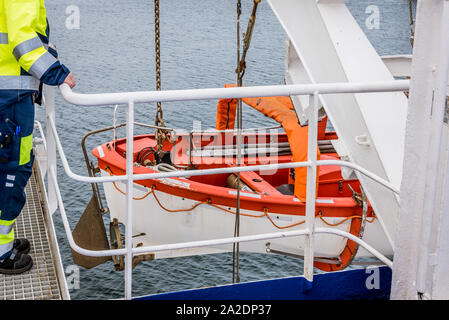 Sailor über ein Rettungsboot an Deck der Fähre Stena Nautica, Dänemark, September 6, 2019 Stockfoto