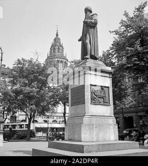 Das Johannes-gutenberg-Denkmal auf dem Gutenbergplatz in Mainz, Deutschland 1930er Jahre. Gutenberg Denkmal am Gutenbergplatz Quadrat in Mainz, Deutschland 1930. Stockfoto