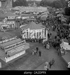 Blick auf die Festwiese in Berlin Stralau, Deutschland 1930er Jahre. Luftaufnahme des Berlin Stralau jährliche Messe, Deutschland 1930. Stockfoto