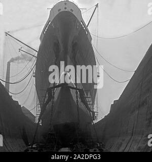 Das 1928 gebaute deutsche Passagierschiff "Europa" im Dock in Bremerhaven, Deutschland 1930er Jahre. Deutsches Fahrgastschiff "Europa" bei der Werftzeit in Bremerhaven, Deutschland 1930. Stockfoto