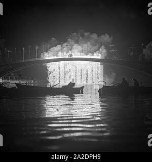 Abschlußfeuerwerk am See bei der Festwiese in Berlin Stralau, Deutschland 1930er Jahre. Letzte Feuerwerk an teh Berlin Stralau jährliche Messe, Deutschland 1930. Stockfoto
