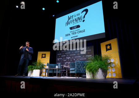 Journalist Chris Hayes von MSNBC stellt seinen Podcast mit US-Senator Ted Cruz von Texas während einer Texas Tribune Festival in Austin, Texas. Stockfoto