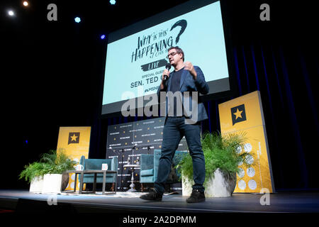 Journalist Chris Hayes von MSNBC stellt seinen Podcast mit US-Senator Ted Cruz von Texas während einer Texas Tribune Festival in Austin, Texas. Stockfoto