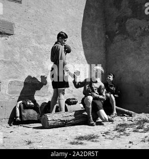 Drei Hitlerjungen rasten in Rothenburg o.d. Tauber, Deutschland 1930er Jahre. Drei Hitler Jugend mit einer Unterbrechung in Rothenburg o.d. Tauber, Deutschland 1930. Stockfoto