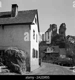 Blick in die Ortschaft Tüchersfeld in der Fränkischen Schweiz, Deutschland 1930er Jahre. Blick auf das Dorf Tuechersfeld in der Fränkischen Schweiz, Deutschland 1930. Stockfoto