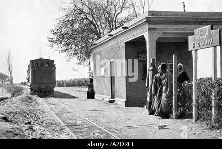 Egyptian Delta Eisenbahn - Ein Hinweissymbol 0-4-0 T Ansätze Haganaya Station zwischen Demanhur und Yahoudia. Stockfoto