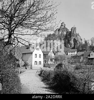 Blick in die Ortschaft Tüchersfeld in der Fränkischen Schweiz, Deutschland 1930er Jahre. Blick auf das Dorf Tuechersfeld in der Fränkischen Schweiz, Deutschland 1930. Stockfoto