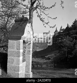 Herrgottswinkel mit der Burg von Gößweinstein, Deutschland 1930er Jahre. Altar mit dem Schloss von Goessweinstein, Deutschland 1930. Stockfoto