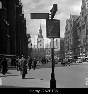 Die Mönckebergstraße mit Blick auf das Rathaus in Hamburg, Deutschland 1930er Jahre. Der moenckebergstrasse mit Blick tio das Rathaus der Stadt Hamburg, Deutschland 1930. Stockfoto