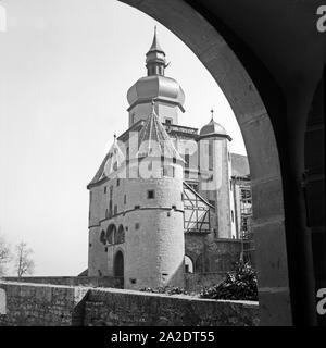 Das Scherenbergtor als Eingang zur Festung Marienberg in Würzburg, Deutschland 1930er Jahre. Scherenbergtor Tor ist der Eingang zur Festung Marienberg in Würzburg, Deutschland 1930. Stockfoto