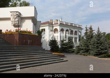 Sewastopol, Krim, Russland - Juli 24, 2019: Stadtbild mit einer Treppe auf Matrossky Boulevard und ein Wohnhaus auf nakhimov Allee 1 in der c Stockfoto