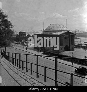 Sterben auf St. Pauli Landungsbrücken in Hamburg, Deutschland 1930er Jahre. St. Pauli Landungsbrücken in Hamburg, Deutschland 1930. Stockfoto