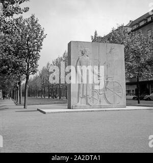 Das Carl-benz-Denkmal in der Augustaanlage in Mannheim, Deutschland 1930er Jahre. Carl Benz Denkmal an der Augusta Park in Mannheim, Deutschland 1930. Stockfoto