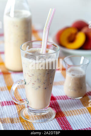 Eine milchige Getränk. Pfirsich Joghurt. Gesundheit in ein Glas. Gemischte Früchte. Ernährung Getränke. Entrahmte Milch. Sojamilch. Leckere Früchte. Stockfoto