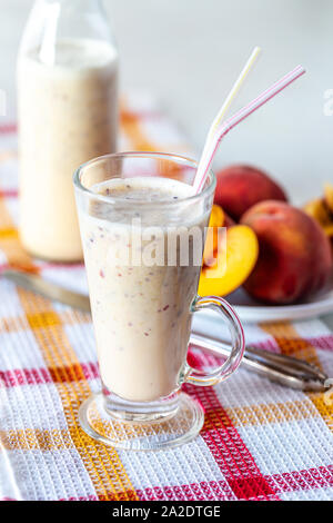 Eine milchige Getränk. Pfirsich Joghurt. Gesundheit in ein Glas. Gemischte Früchte. Ernährung Getränke. Entrahmte Milch. Sojamilch. Leckere Früchte. Stockfoto