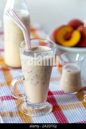 Eine milchige Getränk. Pfirsich Joghurt. Gesundheit in ein Glas. Gemischte Früchte. Ernährung Getränke. Entrahmte Milch. Sojamilch. Leckere Früchte. Stockfoto