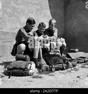 Drei Hitlerjungen rasten in Rothenburg o.d. Tauber, Deutschland 1930er Jahre. Drei Hitler Jugend mit einer Unterbrechung in Rothenburg o.d. Tauber, Deutschland 1930. Stockfoto