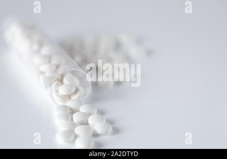 Eine große Anzahl von Tabletten. Medizin. Weiße Pillen. Shopping in der Apotheke. Eine Heilung für die Krankheit. Medizin in verschiedenen Formen. Stockfoto