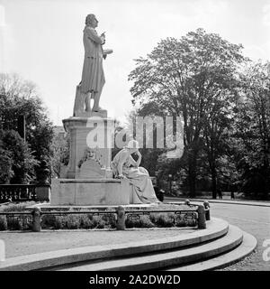 Das schillerdenkmal in Wiesbaden, Deutschland 1930er Jahre. Denkmal für die deutschen Dichter Friedrich Schiller in Wiesbaden, Deutschland 1930. Stockfoto