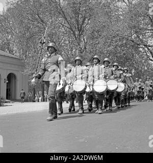 Ein Musikzug zieht im Kurpark von Wiesbaden, Deutschland 1930er Jahre. Eine marching band Am Kurpark in Wiesbaden, Deutschland 1930. Stockfoto