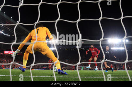 Liverpools Mohamed Salah Kerben dritten Ziel seiner Seite des Spiels während der UEFA Champions League Gruppe E Match in Liverpool, Liverpool. Stockfoto