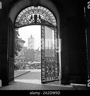 Blick durch das Tor des Residenzschlosses in den Markt und die Stadtkirche in Darmstadt, Deutschland 1930er Jahre. Blick durch das Tor der Residenz Schloss zu den wichtigsten Markt- und Stadtkirche Kirche in Darmstadt, Deutschland 1930. Stockfoto