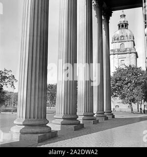 Säulen am Eingangsbereich des Theater in Darmstadt, Deutschland 1930er Jahre. Säulen am Eingang des Darmstädter Theater, Deutschland 1930. Stockfoto