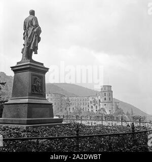 Das Schloß in Heidelberg von der großen Scheffelterrasse aus gesehen, Deutschland 1930er Jahre. Das Heidelberger Schloss, von der grossen Terrasse aus gesehen Scheffelterrasse, Deutschland 1930. Stockfoto