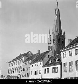 Der Turm der katholischen Kirche St. Lambertus über den Dächer der Altstadt in Düsseldorf, Deutschland 1930er Jahre. Belfried von Römisch-katholischen St. Lambert Kirche über den Dächern der Altstadt von Düsseldorf, Deutschland 1930. Stockfoto