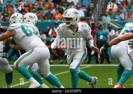 September 29, 2019: Josh Rosen #3 von Miami in Aktion während der NFL Football Spiel zwischen den Miami Dolphins und Los Angeles Ladegeräte im Hard Rock Stadion in Miami Gardens FL. Die Ladegeräte besiegt die Delphine 30-10. Stockfoto