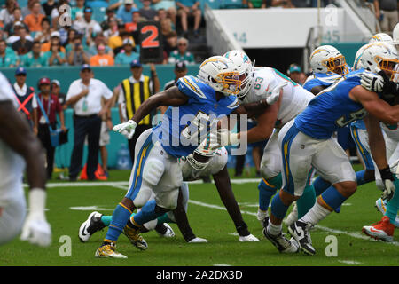 September 29, 2019: Denzel Perryman #52 von Los Angeles in Aktion während der NFL Football Spiel zwischen den Miami Dolphins und Los Angeles Ladegeräte im Hard Rock Stadion in Miami Gardens FL. Die Ladegeräte besiegt die Delphine 30-10. Stockfoto