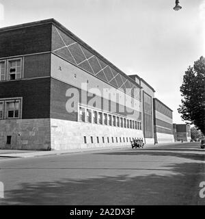 Bin Kunstpalast im Ehrenhof in Düsseldorf, Deutschland 1930er Jahre. Im Palast der Schönen Künste im Ehrenhof in Düsseldorf, Deutschland 1930. Stockfoto