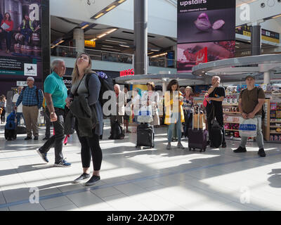 GATWICK, Großbritannien - ca. September 2019: Menschen am Flughafen London Gatwick Stockfoto