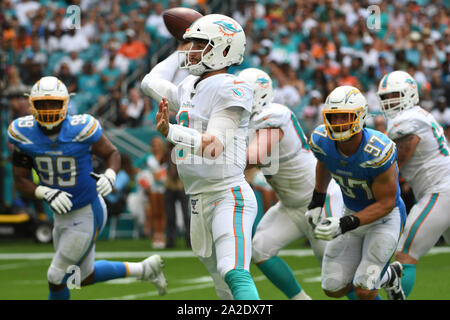 September 29, 2019: Josh Rosen #3 von Miami in Aktion während der NFL Football Spiel zwischen den Miami Dolphins und Los Angeles Ladegeräte im Hard Rock Stadion in Miami Gardens FL. Die Ladegeräte besiegt die Delphine 30-10. Stockfoto