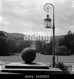 Blick vom Portal des Strapaziert in den Bergpark Wilhelmshöhe in Kassel, Deutschland 1930er Jahre. Blick vom Tor des Schlosses in den Park Wilhelmshöhe in Kassel, Deutschland 1930. Stockfoto