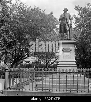 Denkmal des Dichters Gotthold Ephraim Lessing mit dem Lessingplatz in Braunschweig, Deutschland 1930er Jahre. Denkmal der Deutschen dichter Gotthold Ephraim Lessing in Braunschweig, Deutschland 1930. Stockfoto