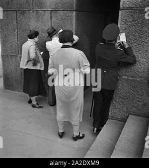 Touristen und Besucher schreiben Ansichtskarten am Völkerschlachtdenkmal in Leipzig, Deutschland 1930er Jahre. Touristen und Besucher Postkarten schreiben Am Völkerschlachtdenkmal in Leipzig, Deutschland 1930. Stockfoto