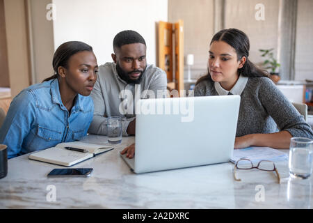 Afrikanische amerikanische Paare und ihre finanzielle Hilfe eines Laptops Advisor Stockfoto