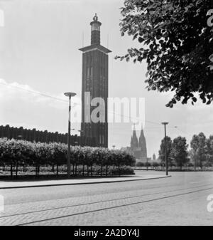Blick auf den Messeturm und den Dom in Köln, 1930er Jahre. Blick auf die Messe Turm und dem Kölner Dom, 1930. Stockfoto