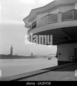 Blick von der Bastei südwärts in die Hohenzollernbrücke und die Messehallen mit Messeturm in Köln, 1930er Jahre. Blick von der Bastei nach Süden zu Hohenzollernbruecke und faire Gebäude mit Turm, Köln 1930. Stockfoto