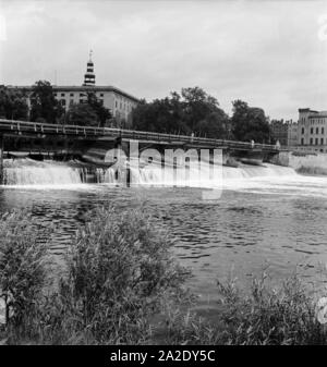 Eine Brücke führt in Dessau über den induktionskopfhörern Mulde, Deutschland 1930er Jahre. Eine Brücke über die Mulde in Dessau, Deutschland 1930. Stockfoto